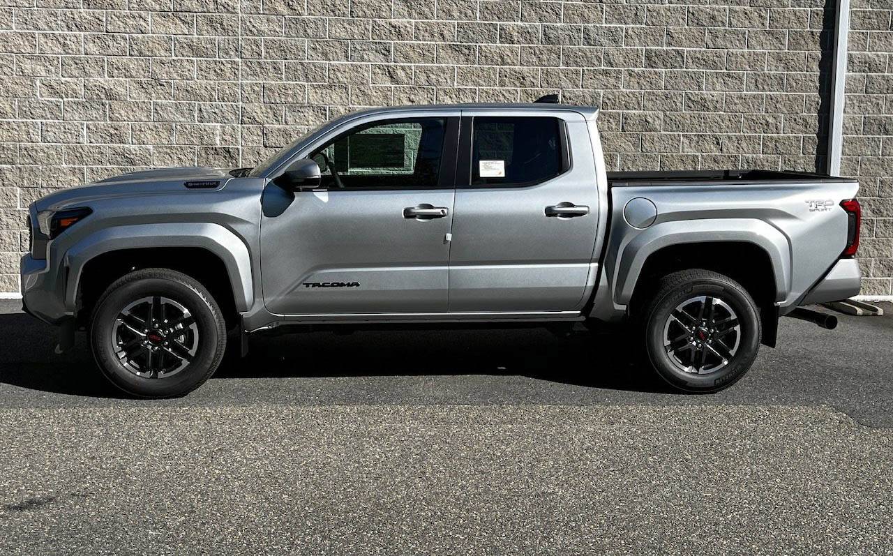 2025 Toyota 4runner Cutting Edge TRD Off-Road (Non-Premium) 2025 4Runner first look -- exterior, interior, cargo area, underbody, suspension, engine bay, roof rails 4cc2168af68a4ccab27bb55ca42bbe79 (1)