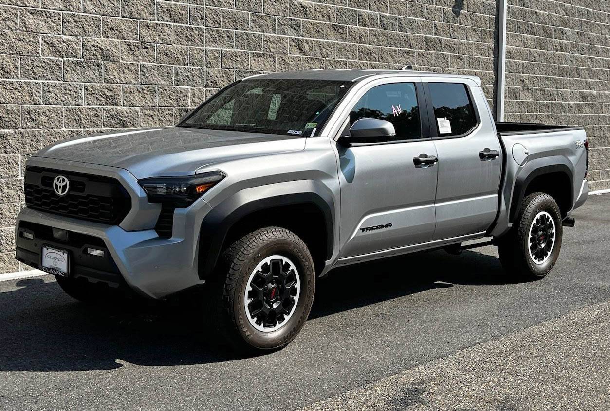 2025 Toyota 4runner Cutting Edge TRD Off-Road (Non-Premium) 2025 4Runner first look -- exterior, interior, cargo area, underbody, suspension, engine bay, roof rails ad41ce7475f005fd2fa8b88925b358e4 (1)