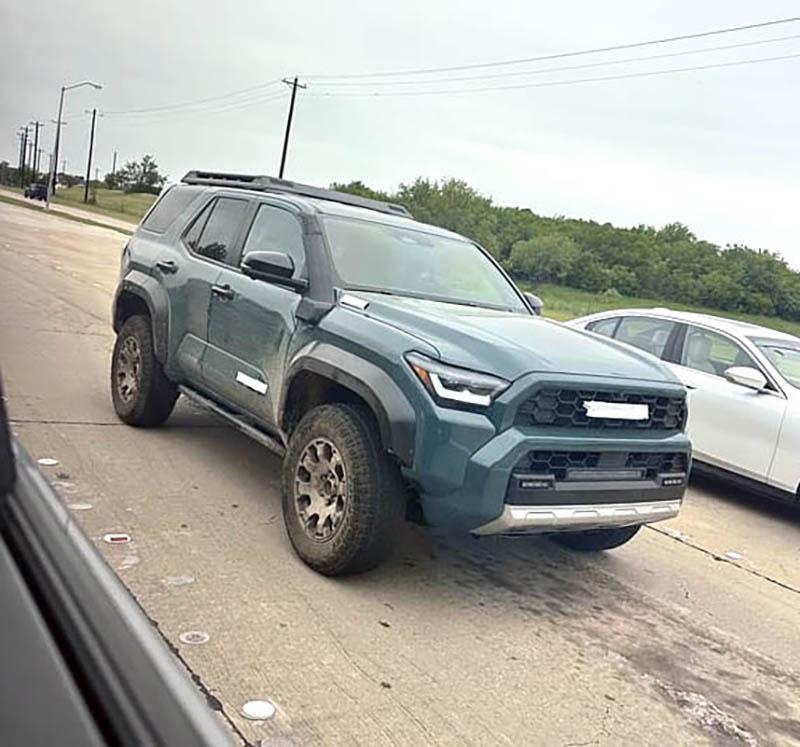 2025 Toyota 4runner Trailhunter 6th Gen 4Runner (Everest color) spotted in the wild Everest Trailhunter 4runner 6th Gen Spotted in wild 3 (2)