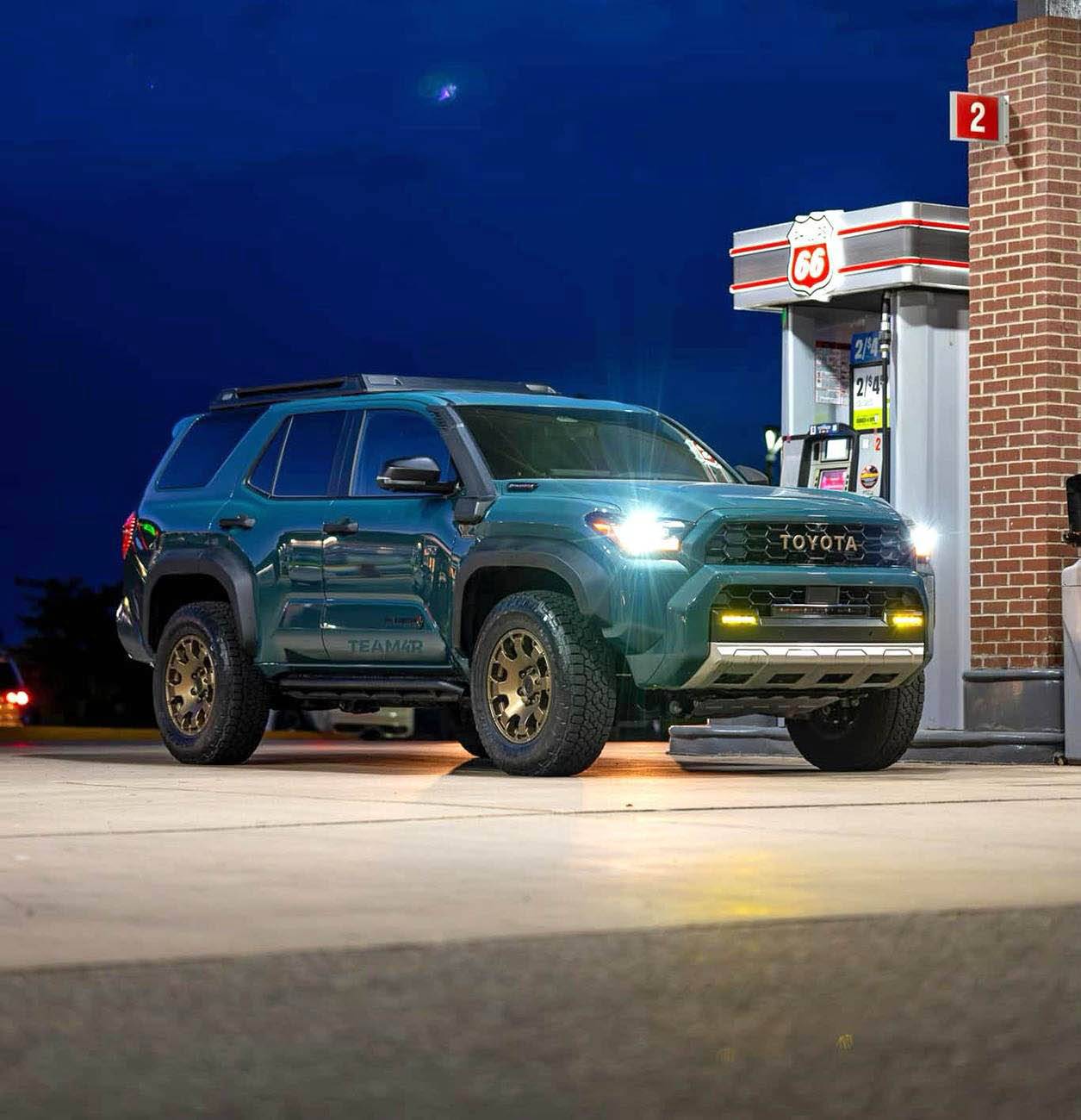 2025 Toyota 4runner Trailhunter 2025 4Runner 6th Gen spotted @ gas station (Everest color) trailhunter 4runner everest color - 2025 toyota 4runner 6th gen gas station 3 (1)