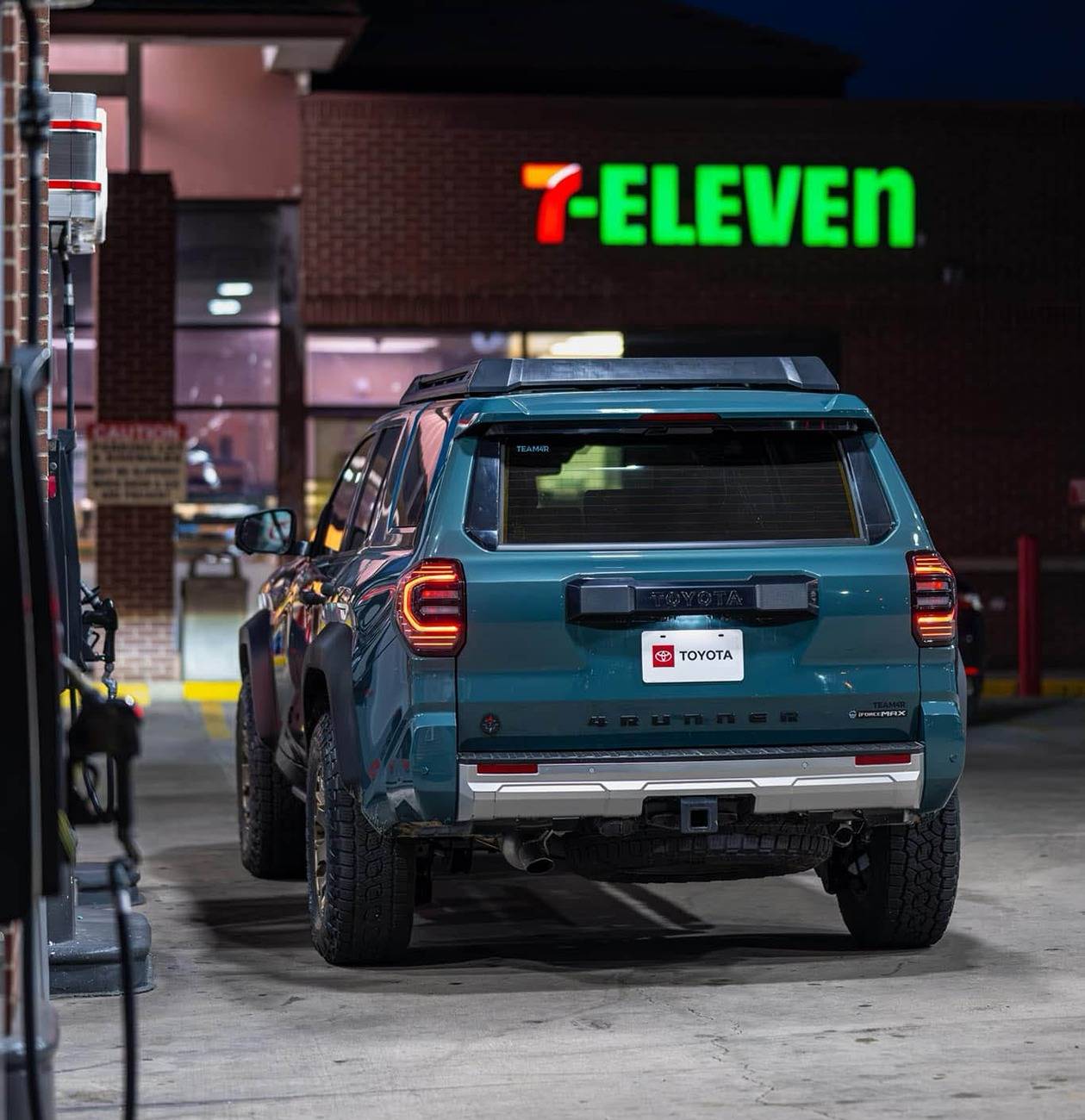 2025 Toyota 4runner Trailhunter 2025 4Runner 6th Gen spotted @ gas station (Everest color) trailhunter 4runner everest color - 2025 toyota 4runner 6th gen gas station 4