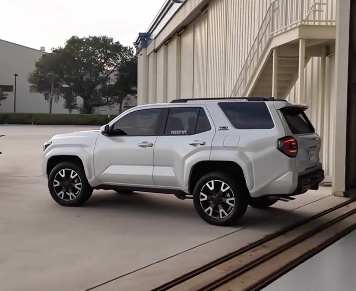 2025 Toyota 4runner TRD Sport i-Force gas engine & exhaust startup sound & drive off video (Wind Chill Pearl) Wind Chill Pearl White 2025 4Runner TRD Sport 6th gen photo 2